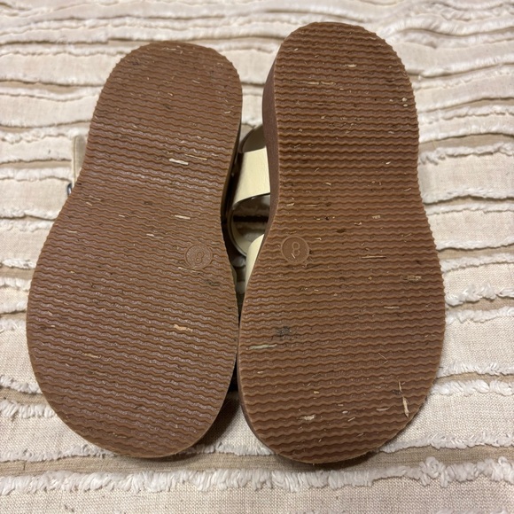 Old Navy Sandals Scalloped Cream Tan Toddler Baby Girl Shoe Size 8 LIKE NEW - Picture 4 of 8